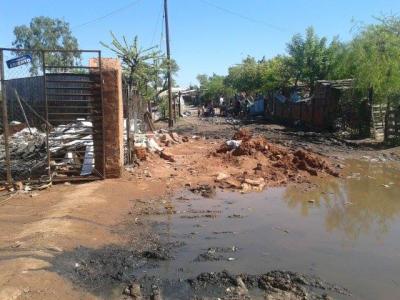 Eine normale Straße, ohne, dass es geregnet hat. Das Wasser sollte man immer umgehen, es ist sehr dreckig und voller Bakterien. Eine normale Straße, ohne, dass es geregnet hat. Das Wasser sollte man immer umgehen, es ist sehr dreckig und voller Bakterien.