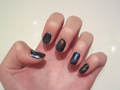 Dieses Bild, zeigt mein neues Nageldesign:) Ich hoffe es gef&auml;llt euch;) F&uuml;r alle, die es auch ausprobieren wollen, es ist ganz einfach:<br />
<br />
1. N&auml;gel mit schwarzem Nagellack lackieren<br />
<br />
2. Ein kleines St&uuml;ck von einem Schwamm abschneiden und vier bunte, deckende Farben aussuchen<br />
<br />
3. Bunten Nagellack an eine Ecke des Schwammes tun und ihn dann auf jeden Nagel kurz drauf tupfen (mit jeder Farbe wiederholen)<br />
<br />
4. Trocknen lassen und mit einem Glitzer-Nagellack &uuml;berlackieren<br />
<br />
Viel Spa&szlig; beim ausprobieren:)