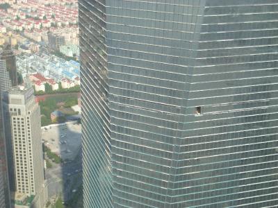 Das höchste Gebäude in Shanghai (noch im Bau). Im Fensterchen sitzt ein Bauarbeiter