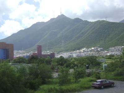 Das rote Gebäude ist die EGADE Das rote Gebäude ist die EGADE