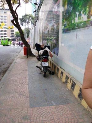 Schlafender auf Moped