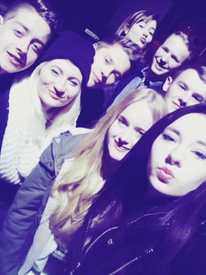 Meine Freunde, die besten auf der Welt. Wir waren essen und dann<br />
#einbisschenparty<br />
#einbisschentrinken<br />
