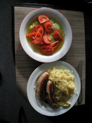 Bratwurst & Curryreis, Tomaten-Gurken-Salat in einer Vinaigrette