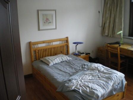 So wie man sich ein Schlafzimmer halt vorstellt links im Bild ist der Kleiderschrank zu erahnen