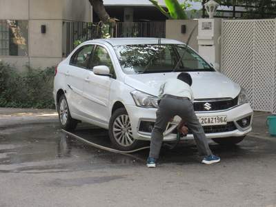 Mann putzt Auto