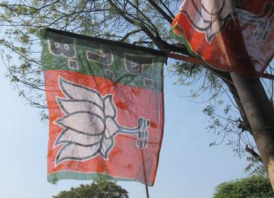 Fahne der BJP am Straßenrand