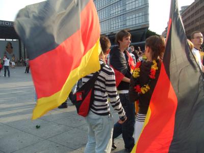 Fahnen schwenken und Deutschlaaand rufen am Potsdamer Platz