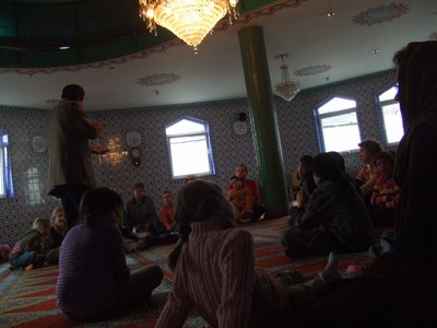 Grundschulkinder beim Moscheebesuch