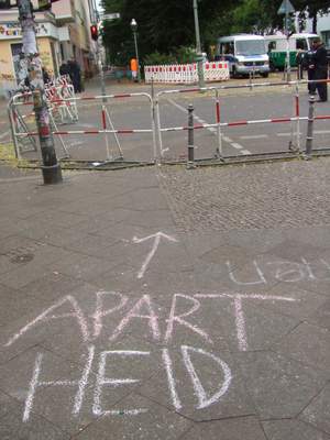 Grafiti an der Polizeiabsperrung an der Ohlauer Strasse