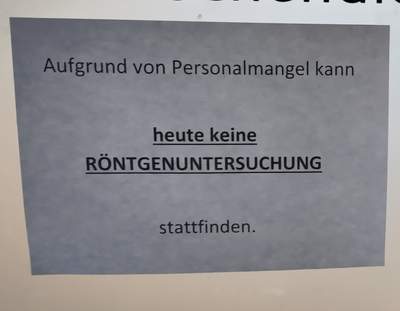 schild an der röntgenpraxis: wegen personalmangels keinröntgen