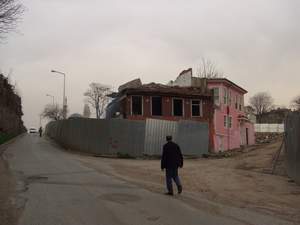 Trümmer in Istanbul, wo noch vor kurzem Roma gewohnt haben
