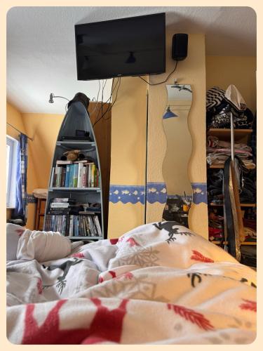 Blick vom Bett ins Schlafzimmer 