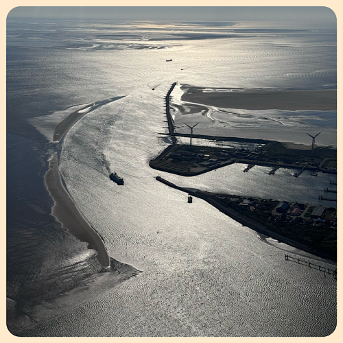 Im Hafen von Borkum läuft eine Fähre ein Im Hafen von Borkum läuft eine Fähre ein