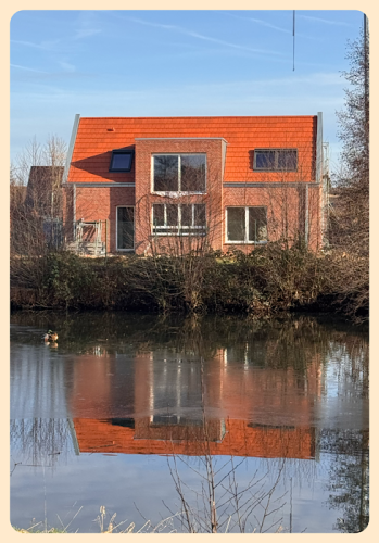 Haus mit See im Vordergrund 