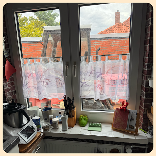 Radlader vorm K&uuml;chenfenster