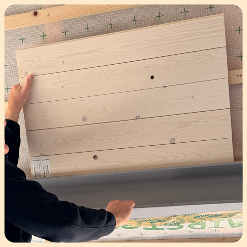 Wei&szlig; gewachste Rauhspundbretter als Deckenverkleidung