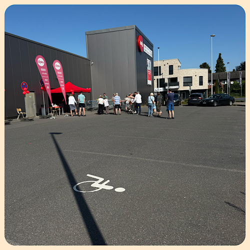 Kaum Andrang vor dem Outlet 