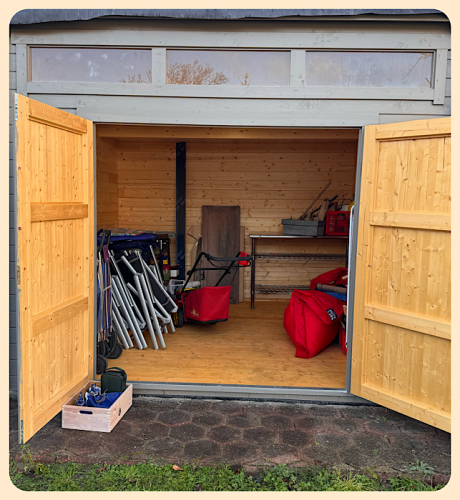 Das neue Gartenhaus wird eingeräumt