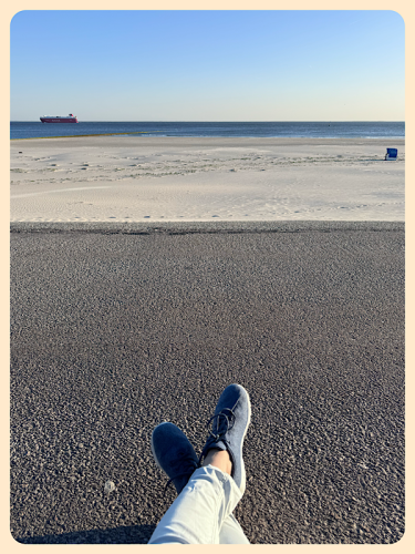 Am Strand sitzen und aufs Wasser schauen Am Strand sitzen und aufs Wasser schauen
