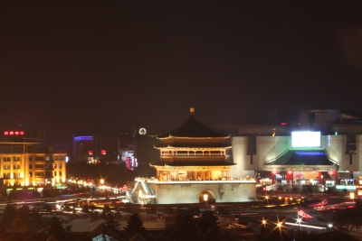 Der Glockenturm in Xian bei Nacht vom Trommelturm aus gesehen