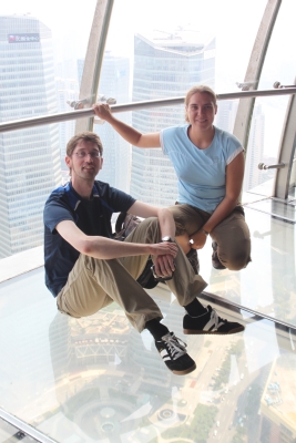 Simone und Alexander auf dem Oriental Pearl Tower