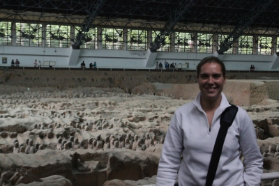 Simone in der Halle mit 2000 Terracottafiguren