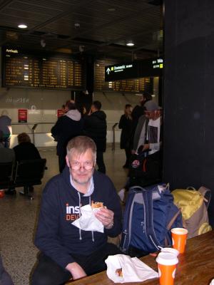 Nach der Ankunft, Pass- und Einreisekontrolle gibts Frühstück