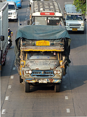 Thanon Phuchao Saming Phray - Samrong Tai - Samut Prakan - Thailand - 12 December 2012 - 8:14