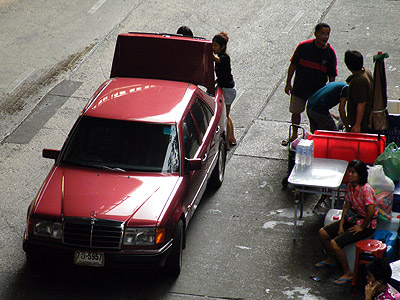 Thanon Silom - Sala Daeng - Bang Rak - Bangkok - 13 April 2011 - 12:43