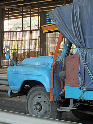 Thanon Chuea Phloeng - Khlong Toei - Bangkok - 11 May 2012 - 10:19