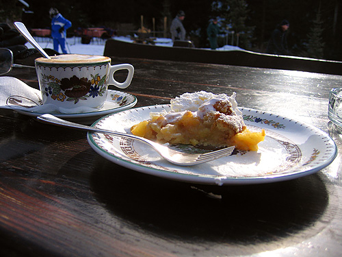 Capuccino, Apfelstrudel mit Sahne