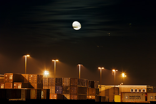 mond über container