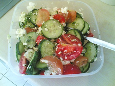Salat mit Tomaten, Gurken und viiiiel Schafskäse