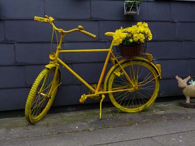 Altes Fahrrad als Blumenständer genutzt