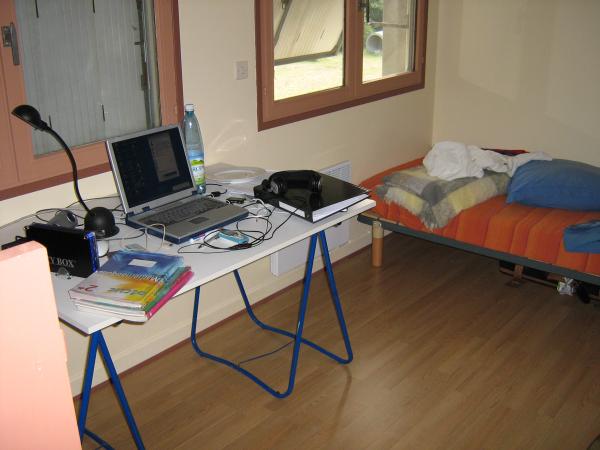 tjaa^^ das ist mein zimmer.von hier aus schreibe ich mails und so... für mehr reicht der laptop nicht aus