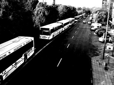 Die wartenden Busse halten in Peine parallel zur Eisenbahnlinie direkt vor dem Hauptbahnhof.