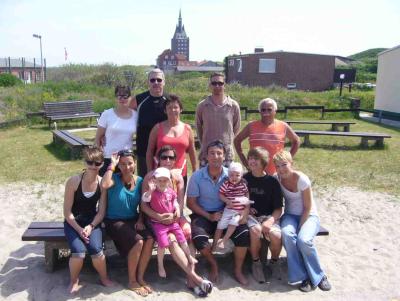 Das obligatorische Familienphoto. Diesmal ergänzt durch meine Cousine Gaby mit Familie, Falkos Freundin Kerstin mit Tochter Clara und mein Patenkind Jana