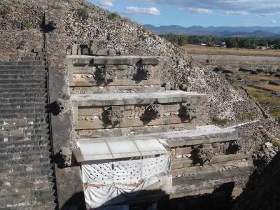 Das ist ein Detail in der Pyramide von Quetzalcoatl. Am südl. Ende der Strasse der Toten. Hier hat Placido Domingo mal ein Open-Air Konzert gegeben!