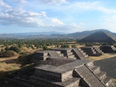 Und der Blick zurück- von der Mond- auf die Sonnenpyramide
<br />
