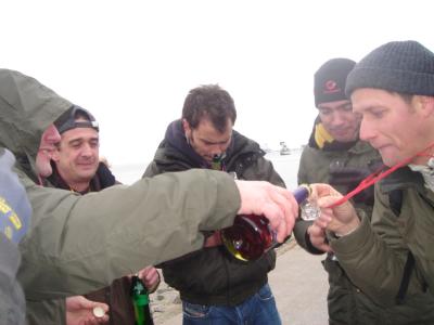 Ganz wichtig beim Boßeln: Alle 100 m ein Päusken, um sich nen Kurzen einzuverleiben. Dazu hat man aus praktischen Gründen das Schnapsglas an einem Band um den Hals baumeln.