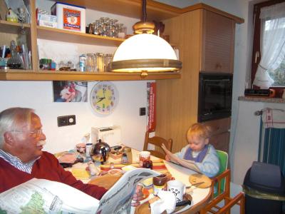 Jeden Morgen haben Opa und Tom erstmal gemütlich beim Frühstück die Nachrichten diskutiert
