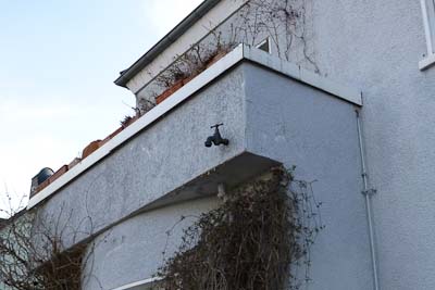 Wasserhahn-Deko an einer Hausfassade