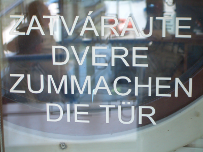 "Zummachen die Tür" Hinweis auf der Tür eines Donau-Dampfers aus Bratislava