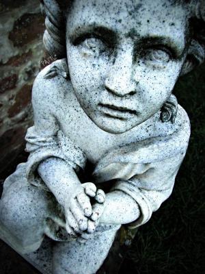Kindergrab Neuwiller-les-Saverne (Bas-Rhin, France).
<br />
Man bemerke die gemeisselte Träne, die aus dem rechten Auge zu fliessen beginnt!