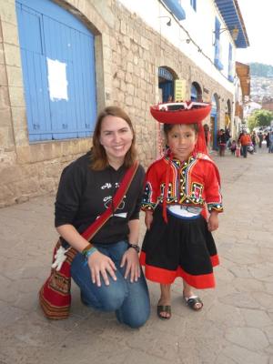 auf der Straße in Cuzco: ganz viele in bunte Trachten gekleidete Kinder