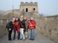 chinesische mauer mit (v.l.) danni, kathleen, tina, danni, anni und nochmal danni