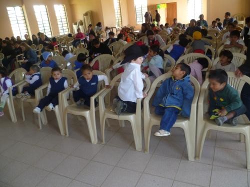 In der Kapelle, kurz bevor die Messe beginnt.
<br />
(die meisten kleinen langweilen sich jetzt schon;)) In der Kapelle, kurz bevor die Messe beginnt.
<br />
(die meisten kleinen langweilen sich jetzt schon;))