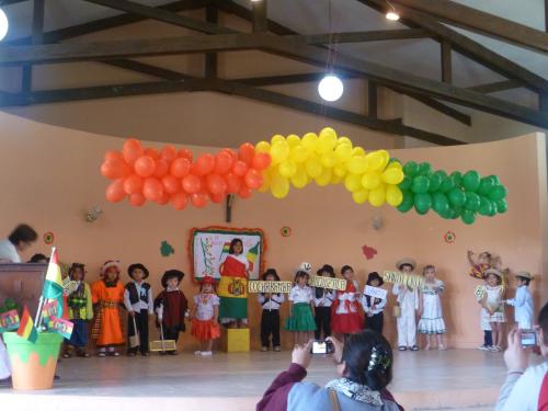 Nationalfeiertag - die Kids haben mehrere Tänze vorgeführt. Nationalfeiertag - die Kids haben mehrere Tänze vorgeführt.