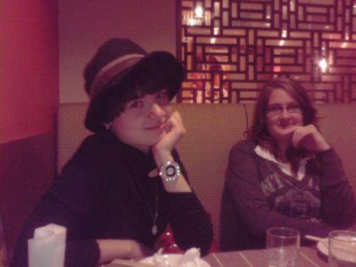 Beim Essen und Katja mit Tetsus Hut