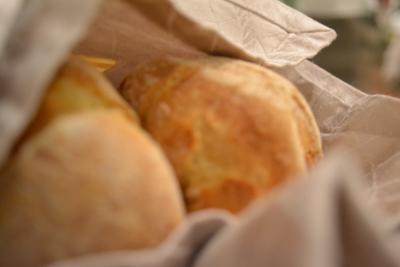 Brot darf bei einem guten Essen nicht fehlen..z.B. um es in die laue Soße zu stipsen,oder einfach um den Geschmack richtig auszukosten..